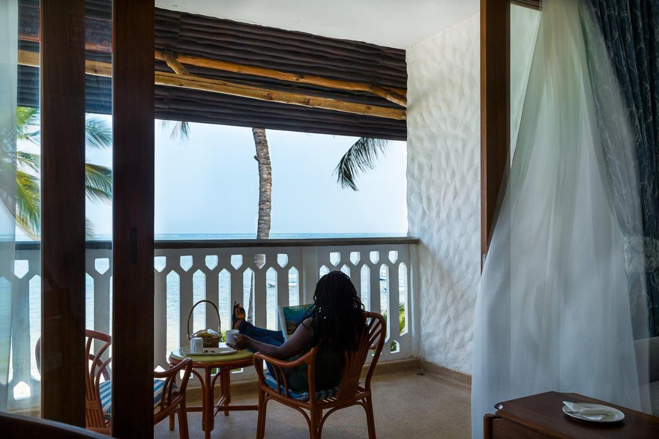 Travellers Beach Hotel & Spa Момбаса Екстериор снимка
