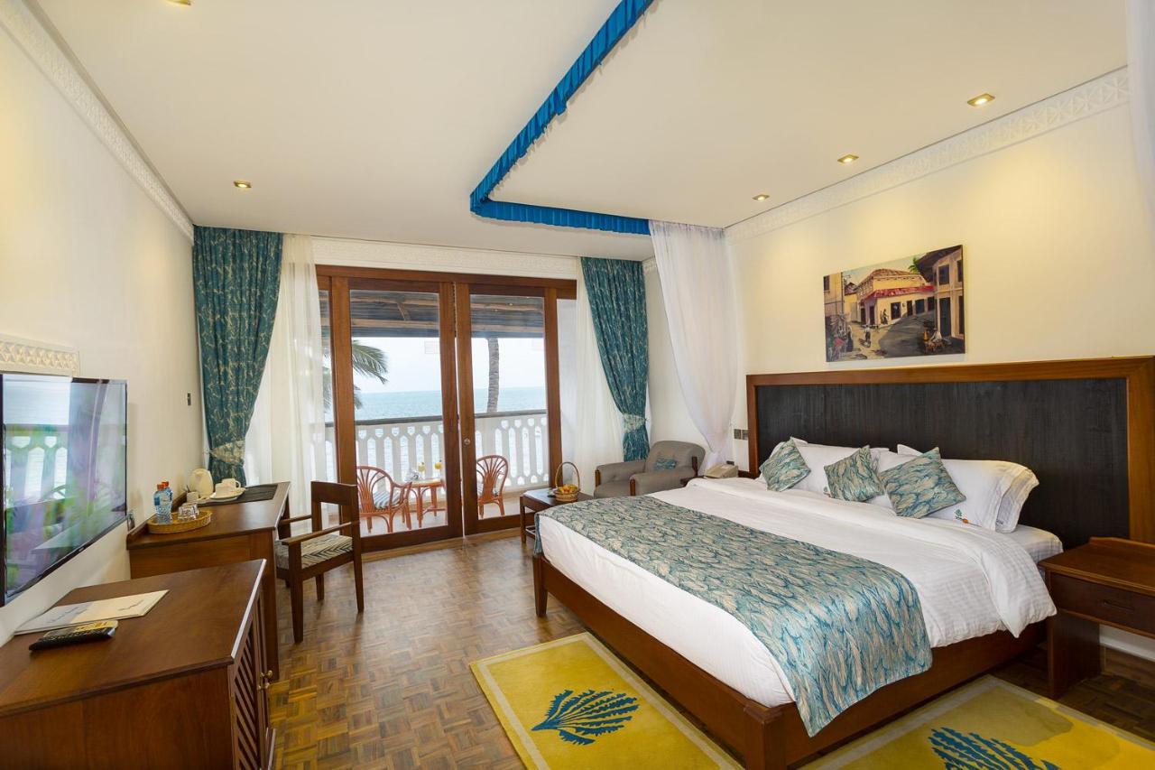 Travellers Beach Hotel & Spa Момбаса Екстериор снимка