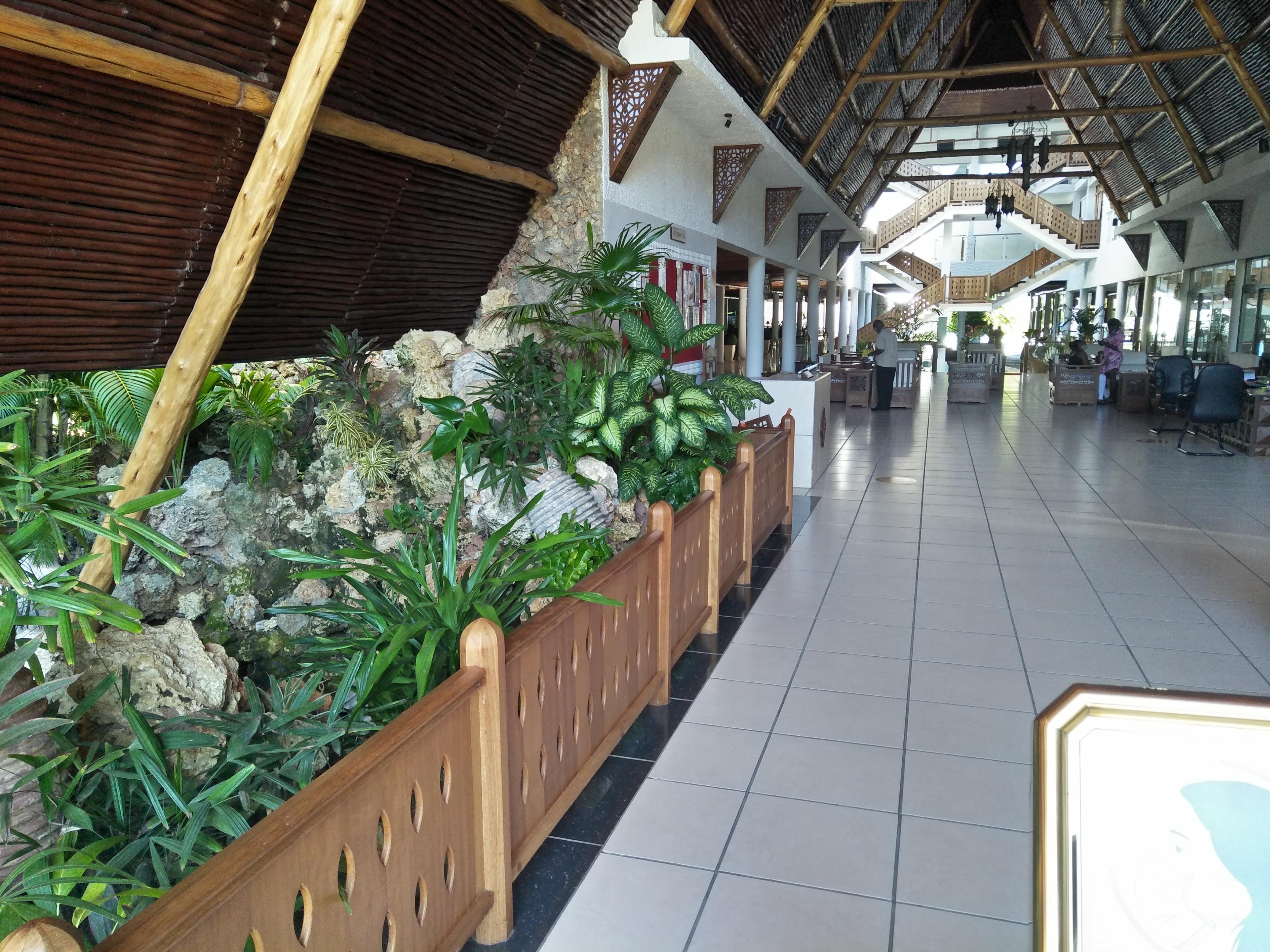 Travellers Beach Hotel & Spa Момбаса Екстериор снимка