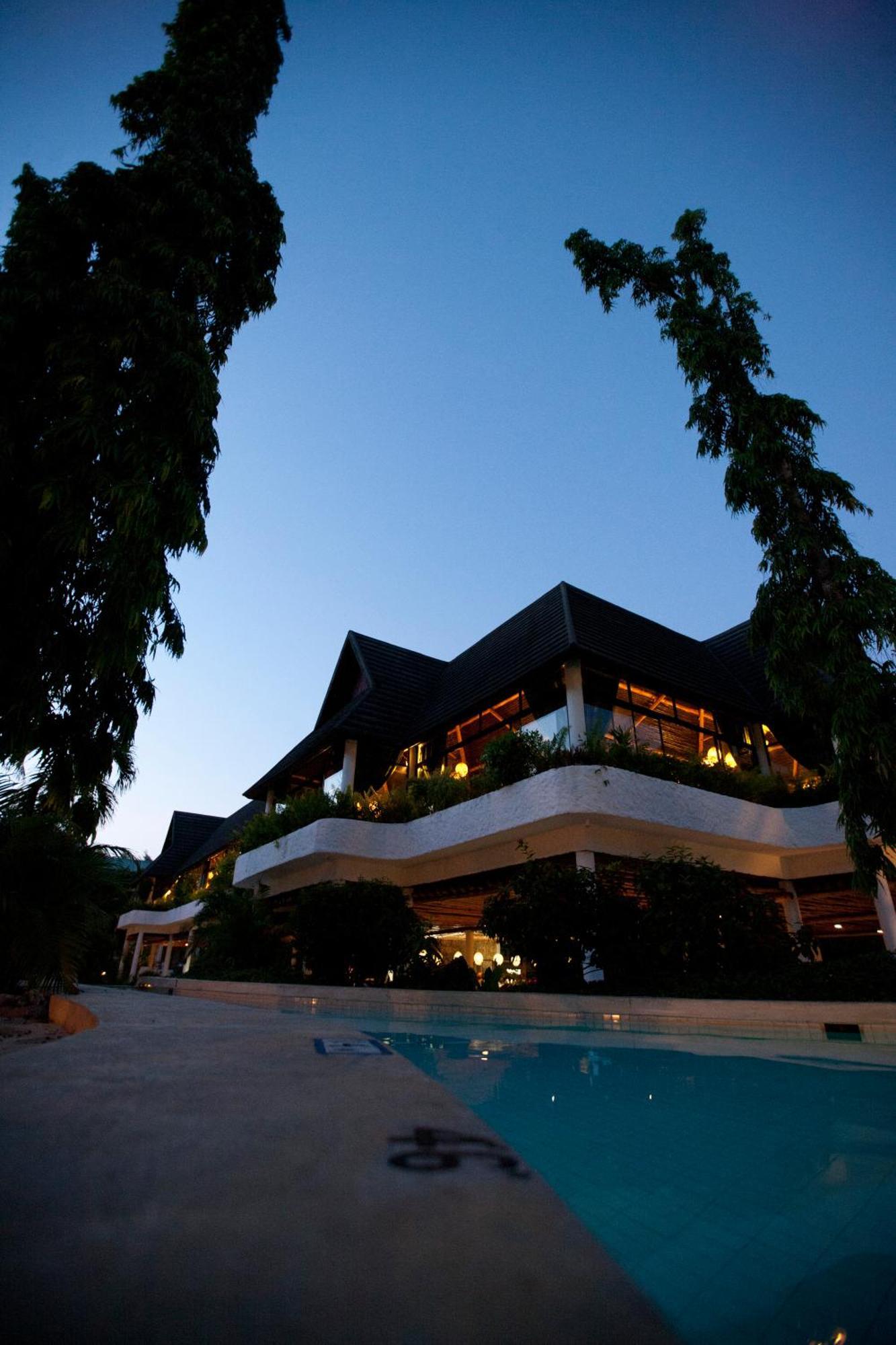 Travellers Beach Hotel & Spa Момбаса Екстериор снимка
